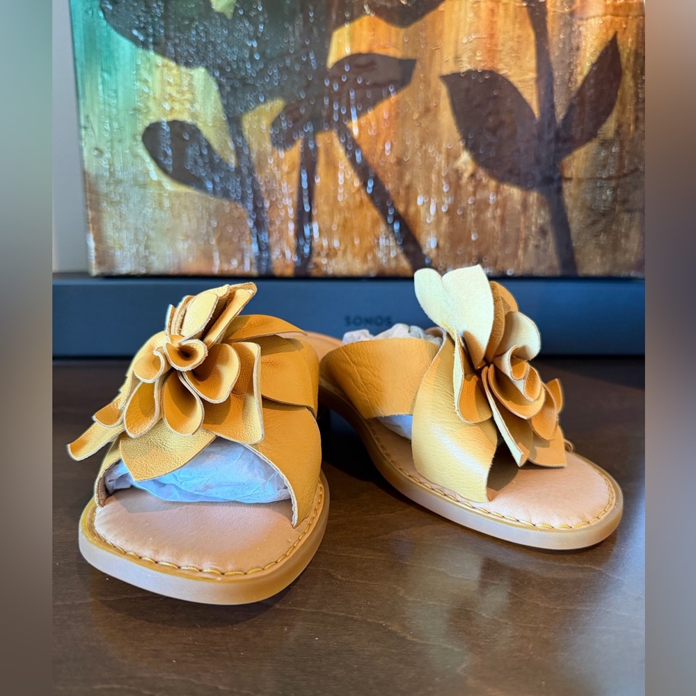 Born Ivory Leather Flower Sandals New in Box